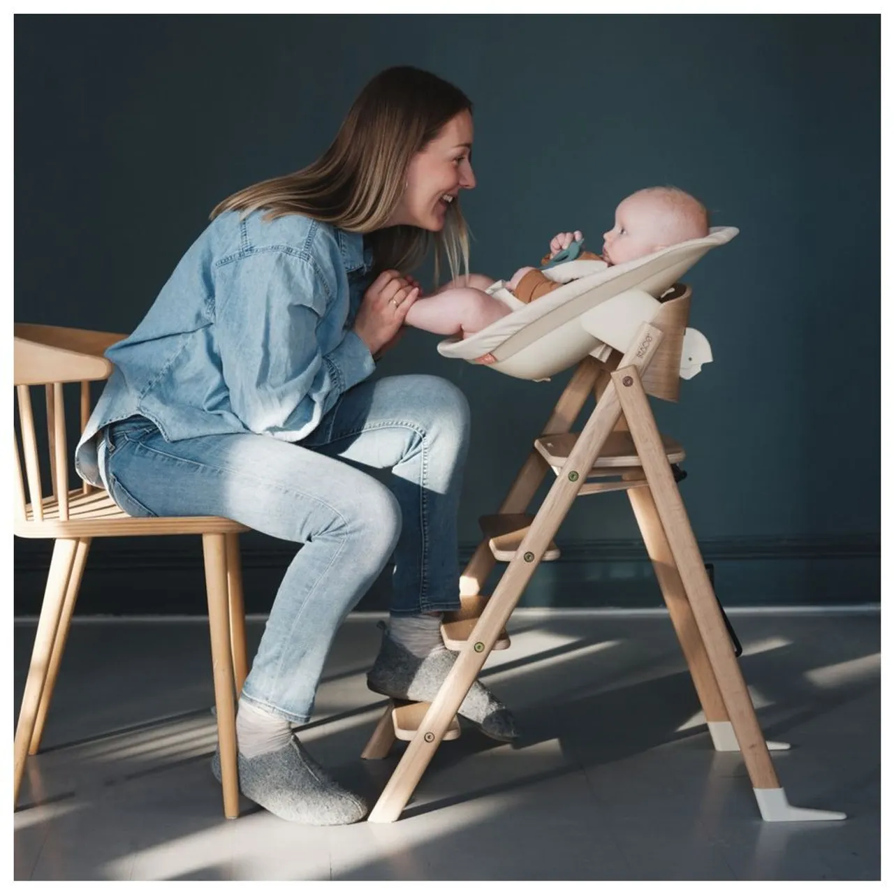 KAOS Klapp Recycled High Chair with Newborn Bundle – Desert Sand — Photograph 7 of 8